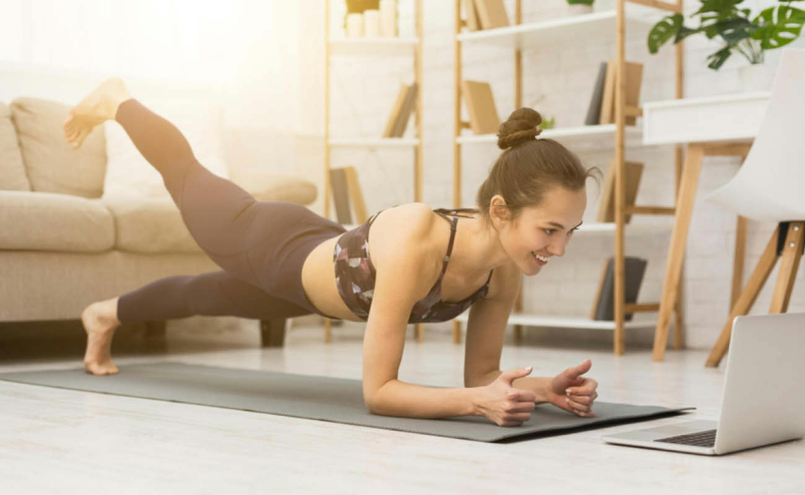 Women doing a plank with lifted leg