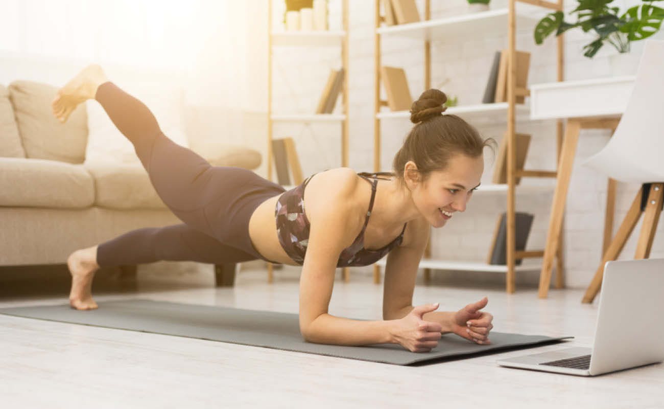 Women doing a plank with lifted leg