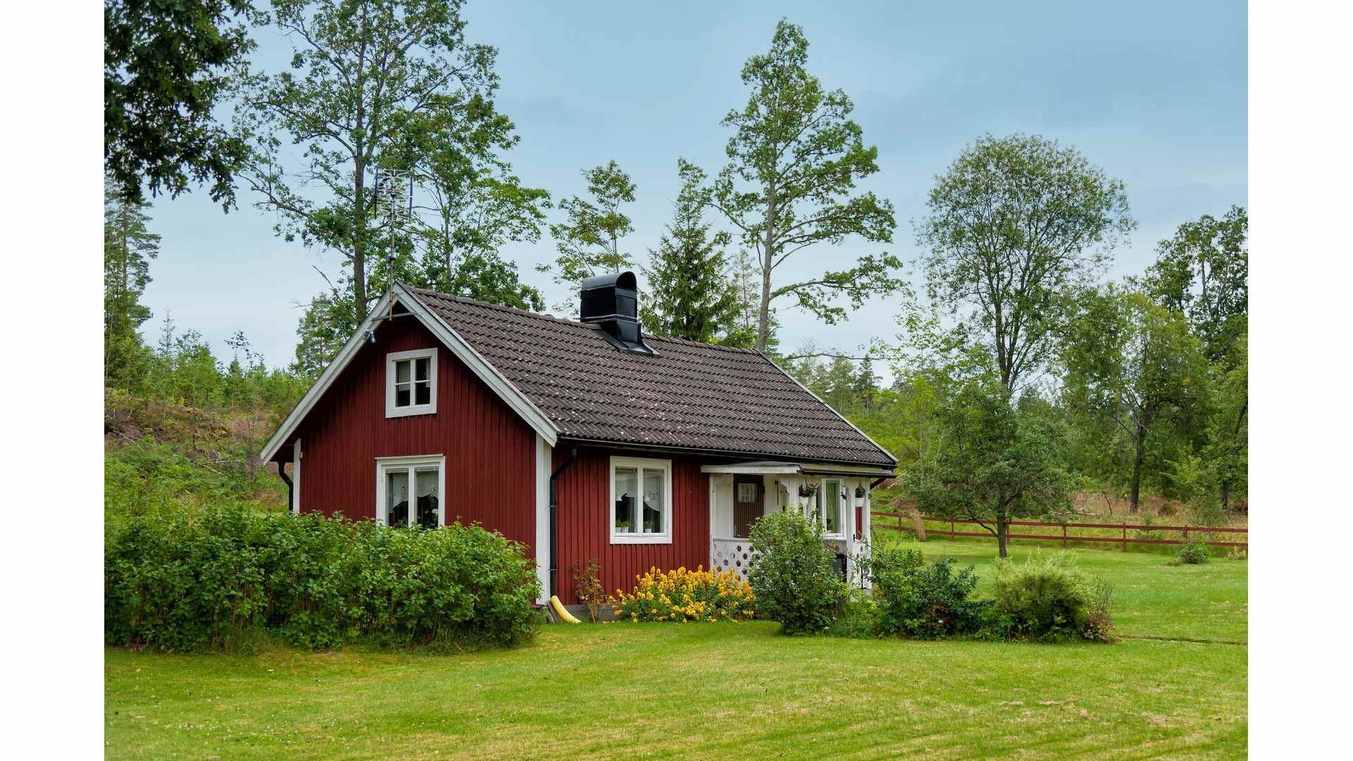 Sidehængte vinduer på lille rødt hus