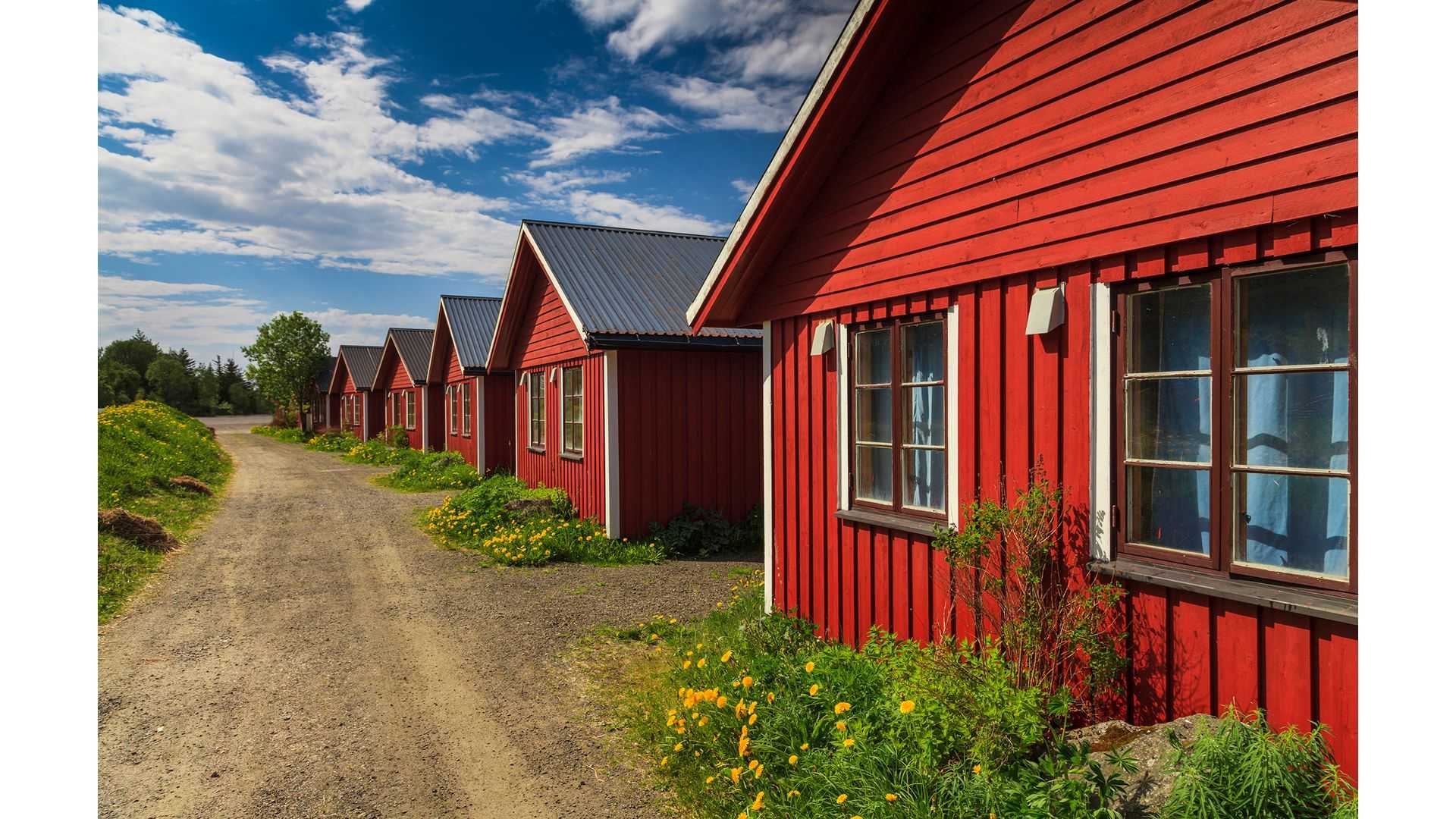 Röda stugor med nya fönster