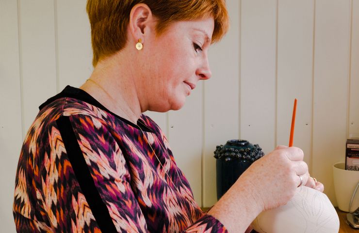 keramiker lisbeth arbejder på en vase i hendes værksted
