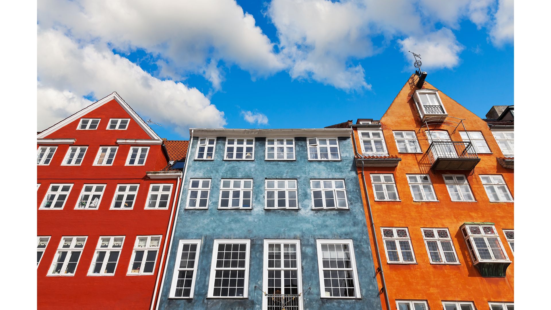 Gamla hus med flera våningar och olika typer av fönster