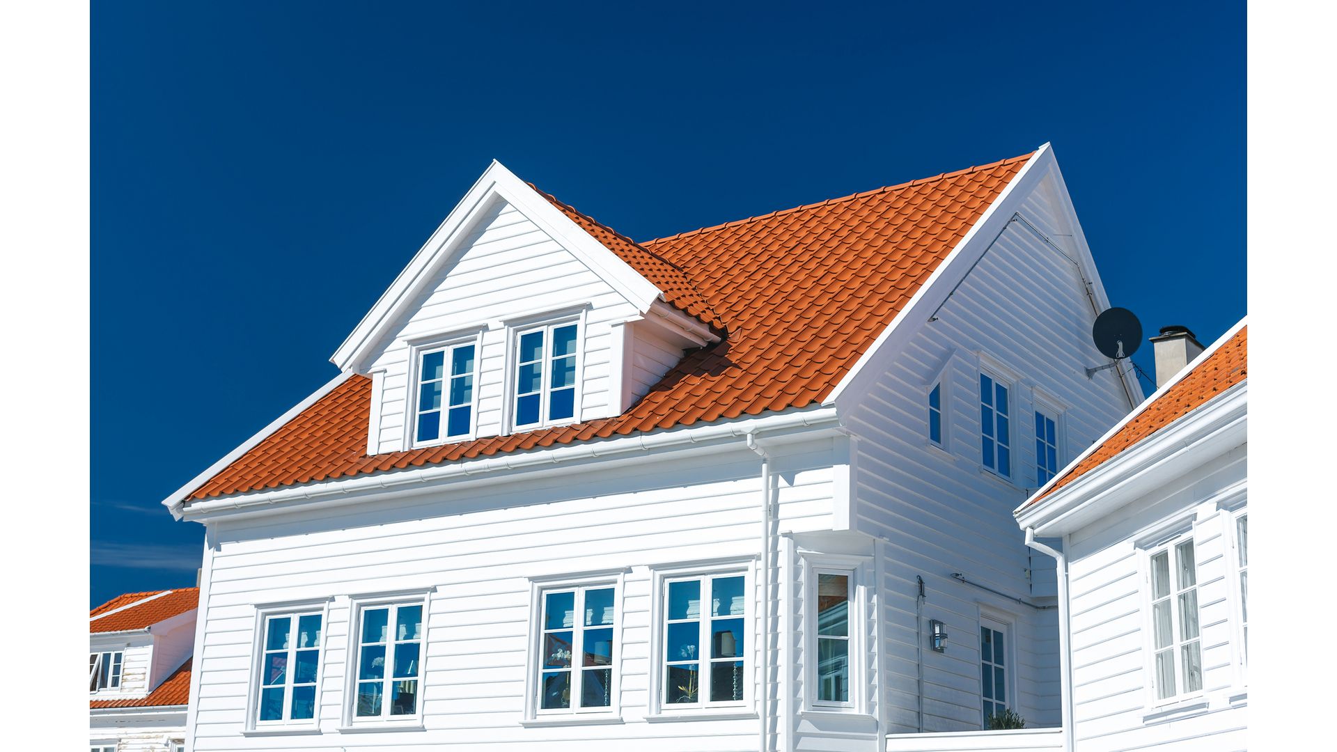 Hus med trä- och aluminiumfönster