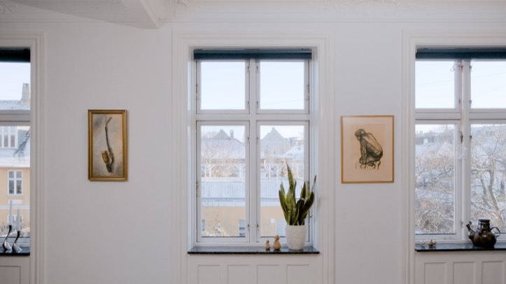 Interiørbilde av en leilighet med sidehengslede vinduer