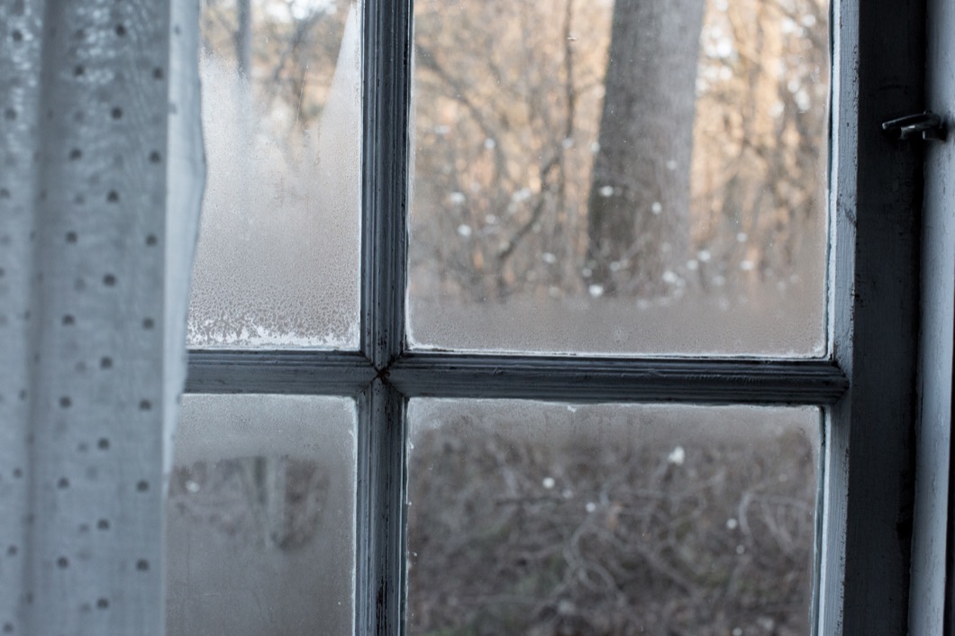 Beschlagenes, abgenutztes Fenster