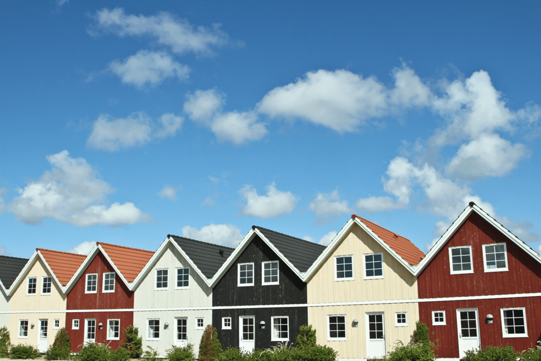 Skandinaviske huse med hvide trævinduer