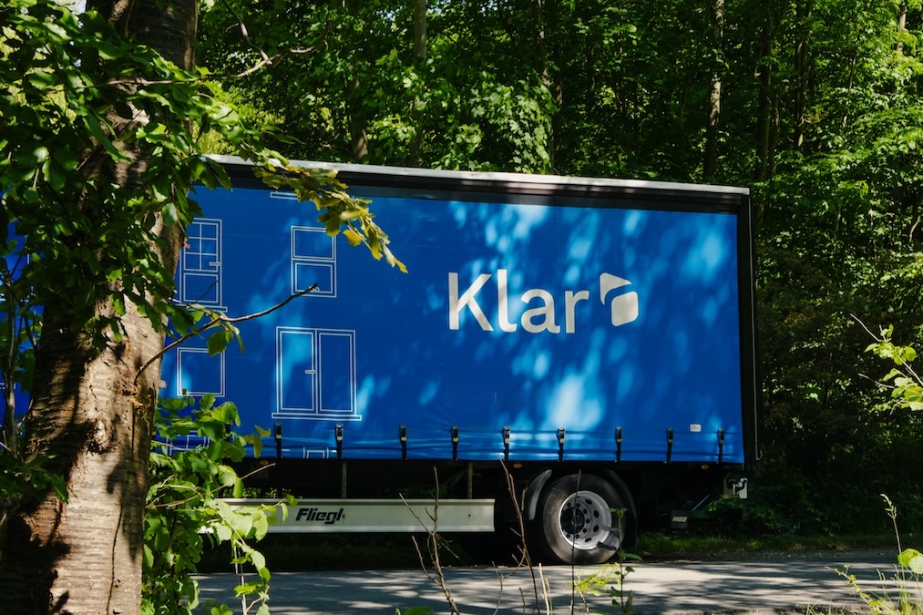 Klar lastbil med træer