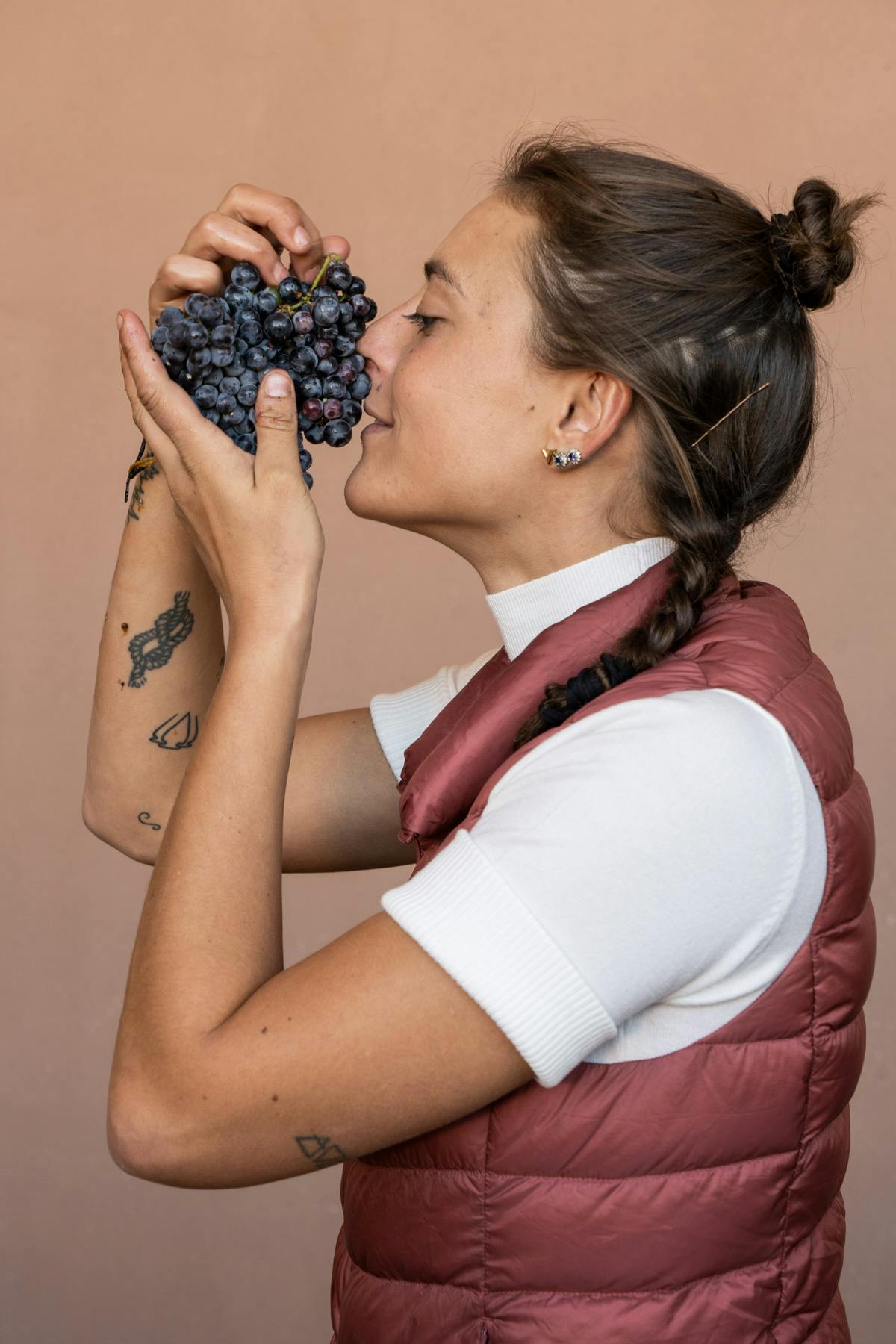 Elena Casadei annusa uva