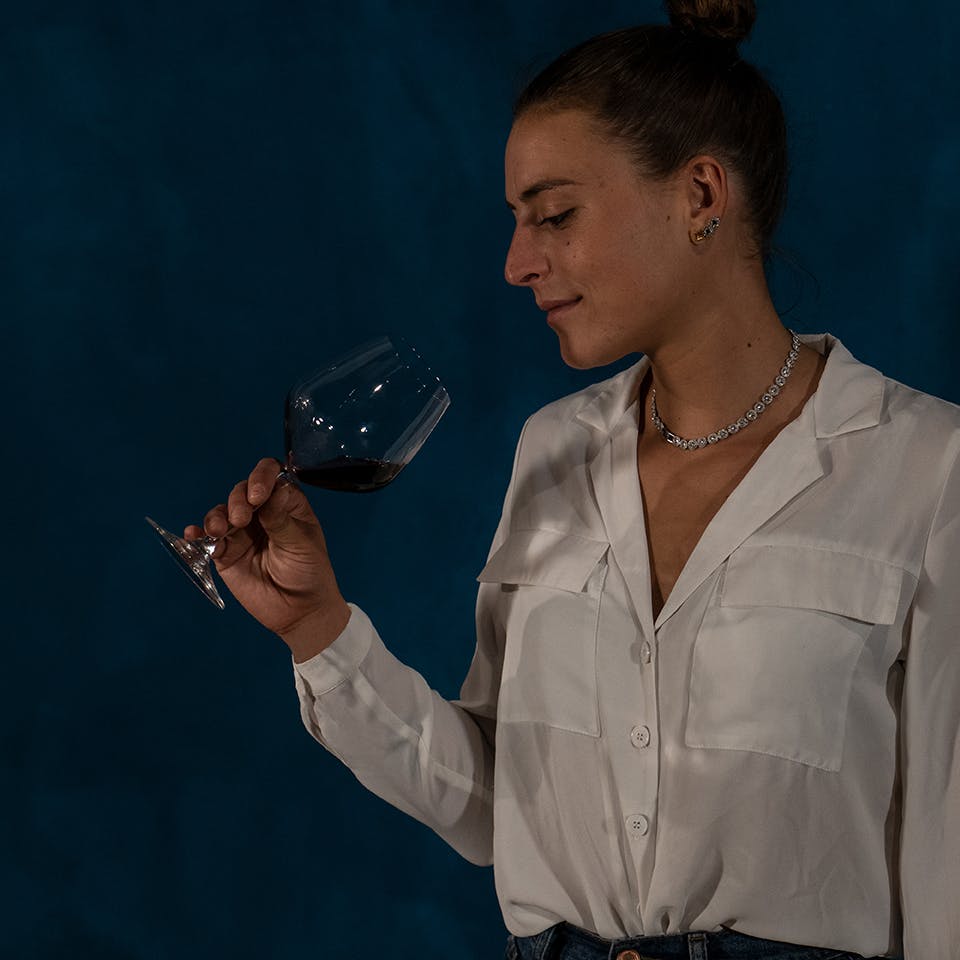 Elena Casadei con bicchiere di vino