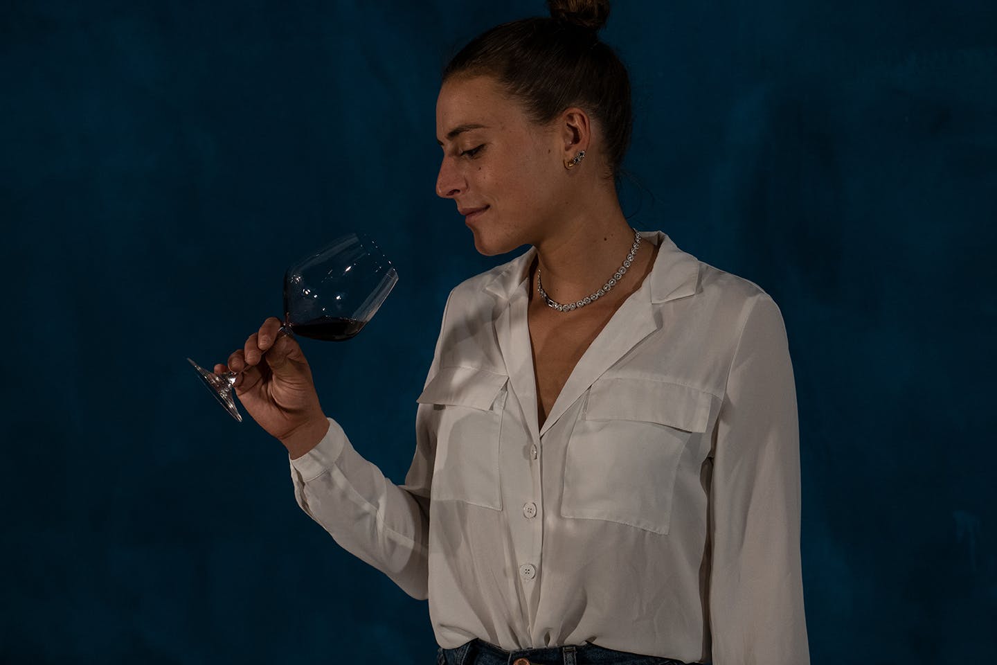 Elena Casadei con bicchiere di vino