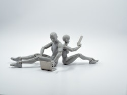 2 robots met pc en tablet