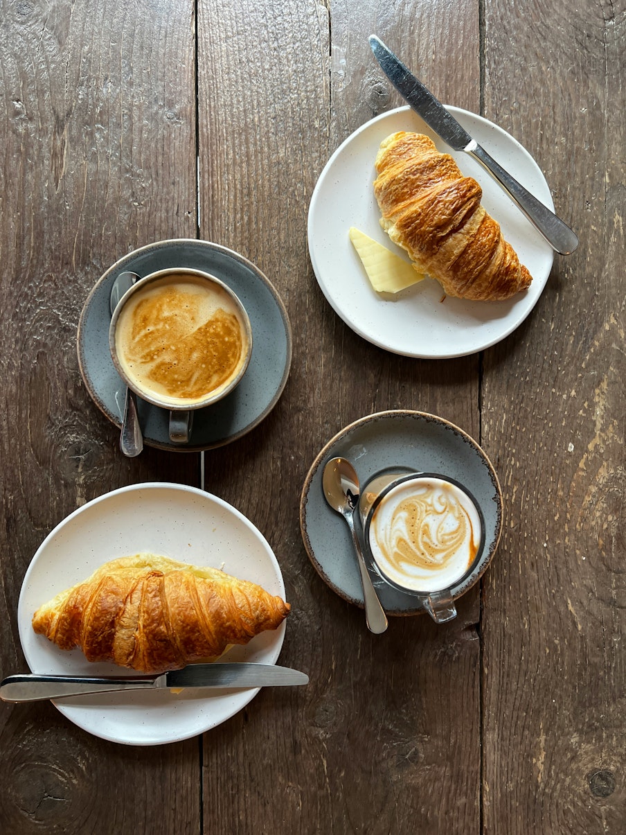 koffie en croissants