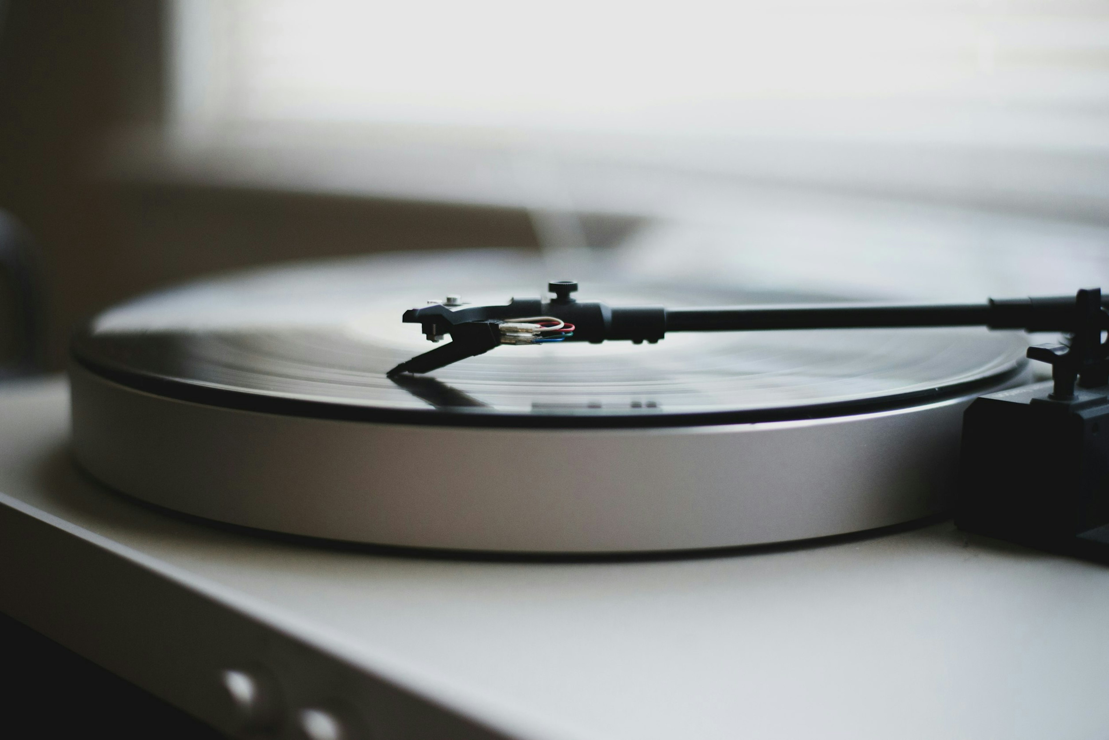 tilt shift lens photography of gray and black turntable