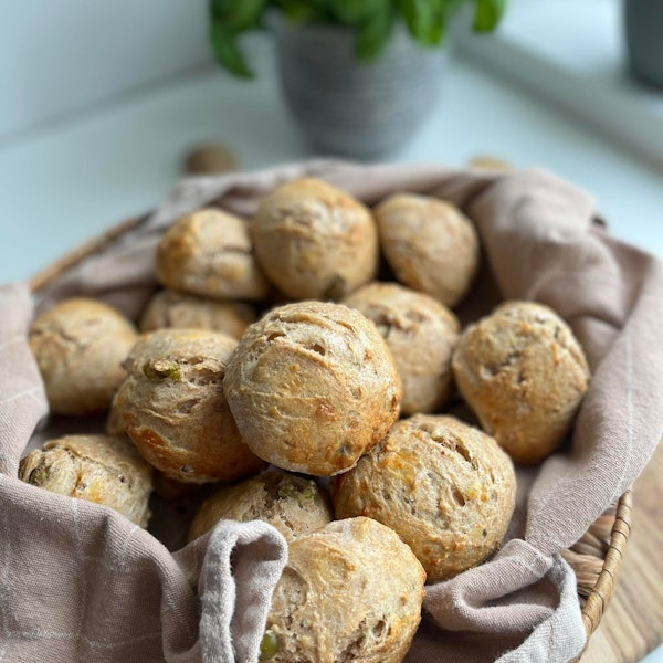 Spelt bollur með rifnum osti & ólífum.