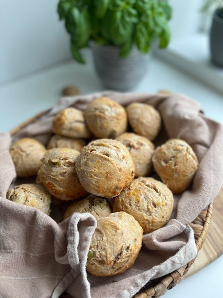 Spelt bollur með rifnum osti & ólífum.