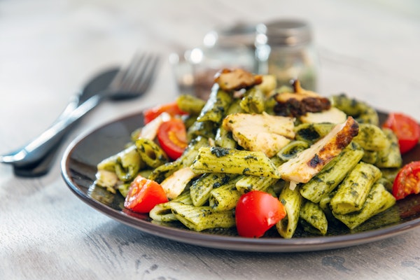 Pasta salat með pestó kjúkling.