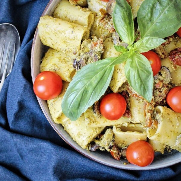 Einfalt rigatoni með pestó, ólífum og sólþurrkuðum tómötum