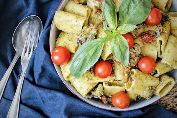 Einfalt rigatoni með pestó, ólífum og sólþurrkuðum tómötum