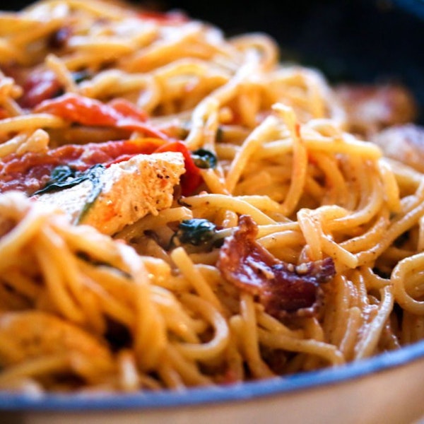 Kjúklingapasta í rjómaostasósu með spínati og stökkum beikonbitum