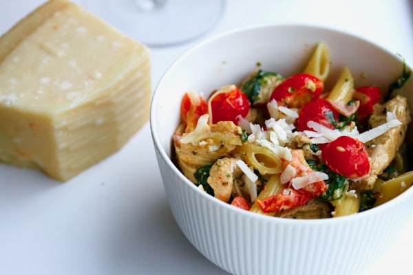 Rjómalagað pasta með hvítlauk, spínati og tómötum