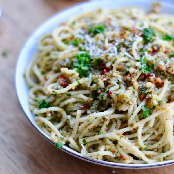 Spaghetti með hvítlauk chilí og valhnetupestói