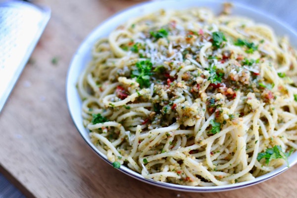 Spaghetti með hvítlauk chilí og valhnetupestói