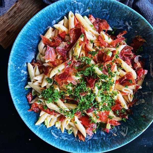 Pasta með sweet chilí sósu og stökkri parmaskinku