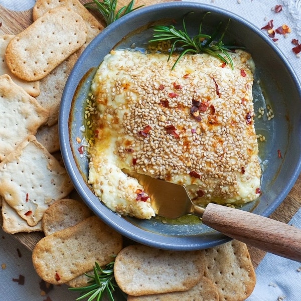 Bakaður ostakubbur með hunangi, chili og sesamfræjum