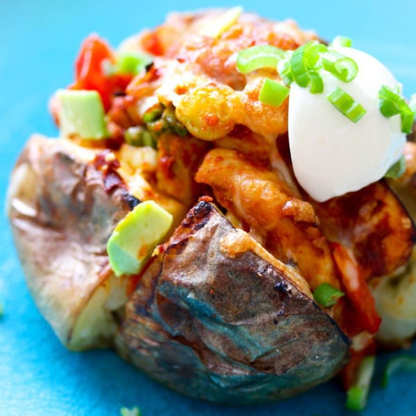 Bökuð kartafla með mexíkóskri kjúklinga og avacadofyllingu