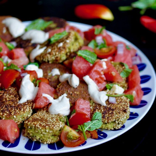 Falafel bollur með melónusalati og tahini jógúrtsósu