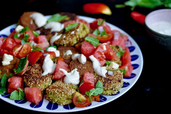 Falafel bollur með melónusalati og tahini jógúrtsósu