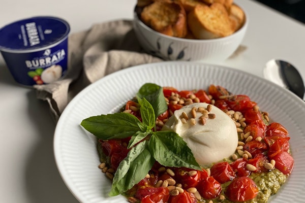 Burrata ostur með pestó, tómötum og furuhnetum