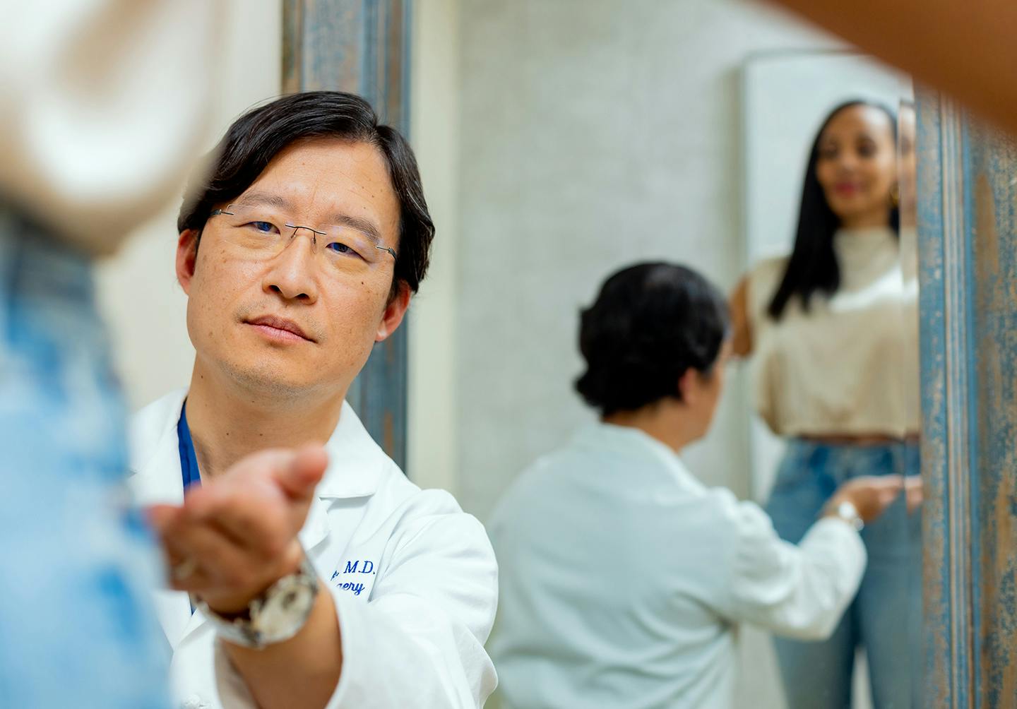 Dr. Richard Lee doing a mommy makeover consultation