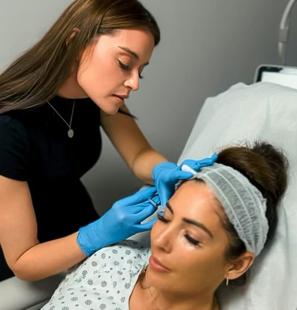 a staff member at Richard Lee Plastic Surgery doing injectables on a patient.
