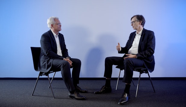 Dr. Matthias Maneth-Desrochers (R+V Re) and Christian Heymann (NTT DATA EMEAL) discussing