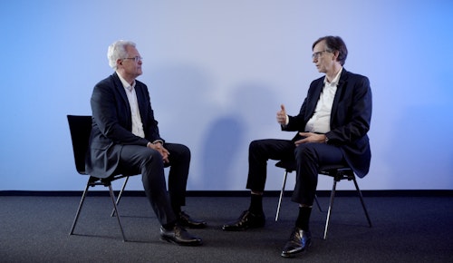 Dr. Matthias Maneth-Desrochers (R+V Re) and Christian Heymann (NTT DATA EMEAL) discussing