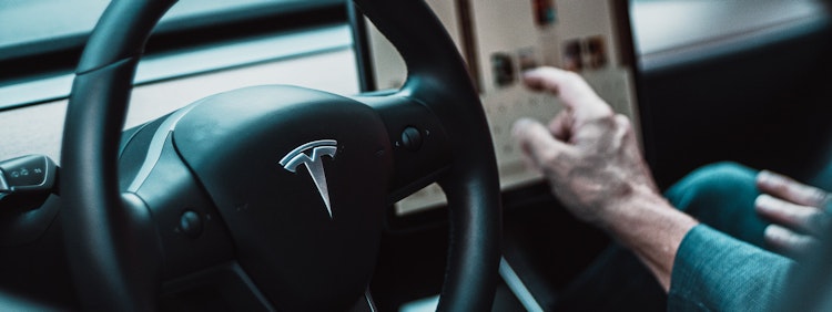 black Tesla steering wheel