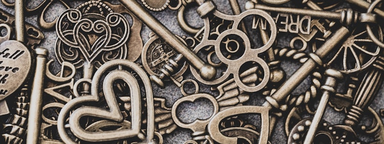brass-colored skeleton key lot