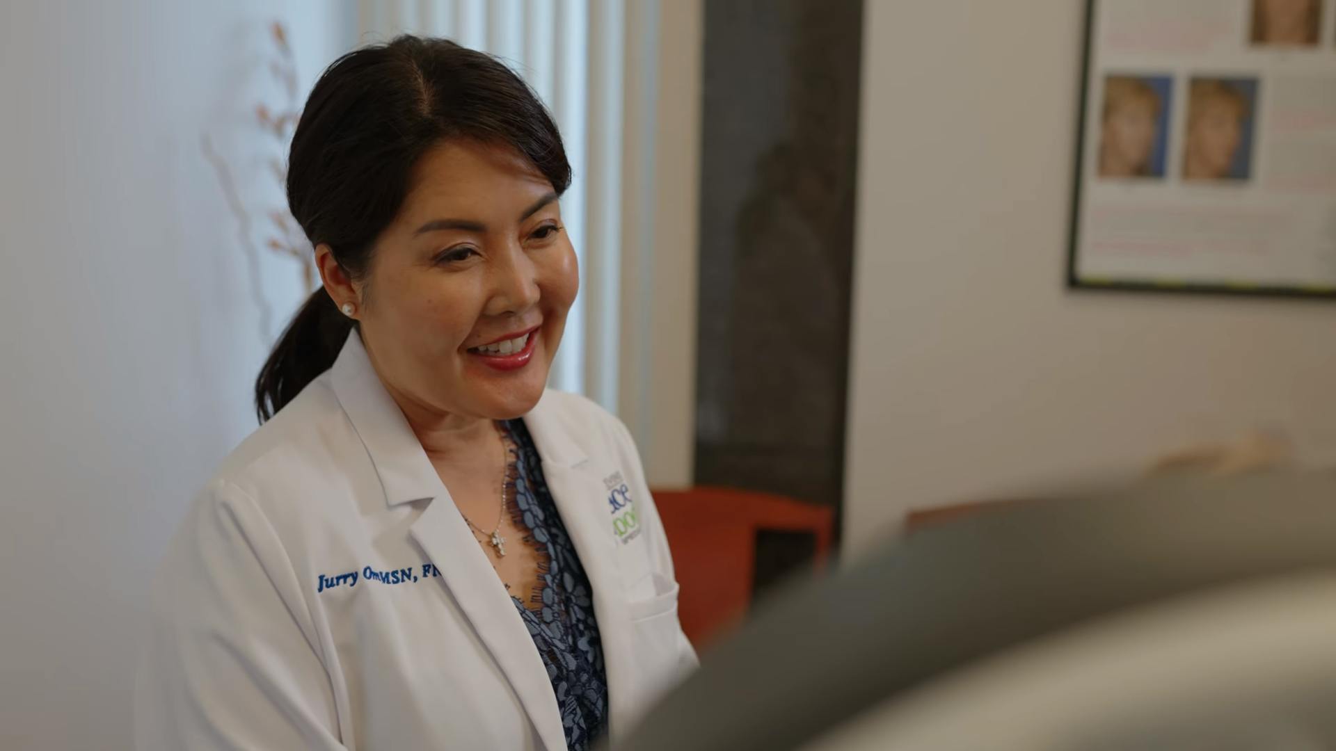 Jurry Om smiline at patient with white coat on