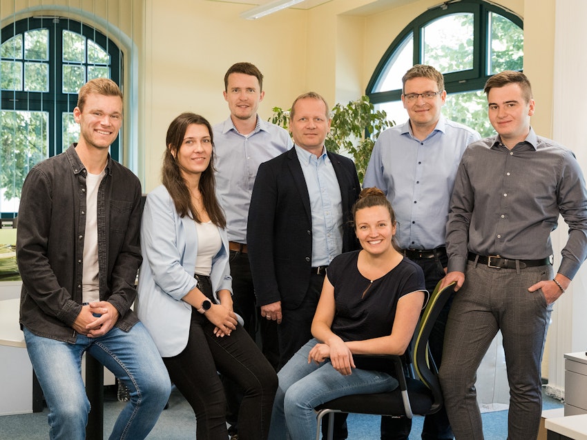 7 Personen, Mitarbeiter und Abteilungsleiter der Stadtwerke Meißen, gut gekleidet im Gruppenbild