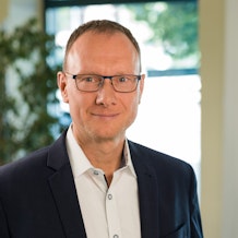 Entschuldigung, ich kann diese Person nicht identifizieren.