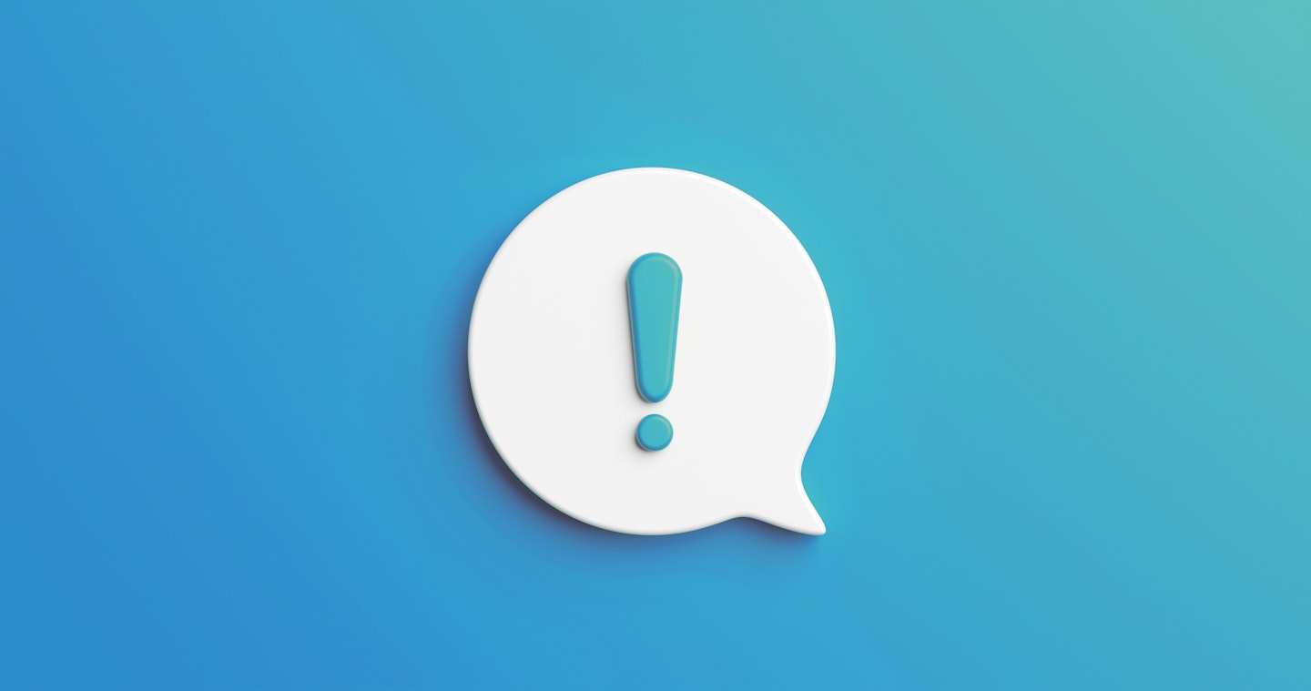 Ein weißes Sprechblasen-Symbol mit einem blauen Ausrufezeichen in der Mitte schwebt auf einem blau-grünen Farbverlaufshintergrund.