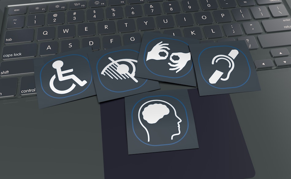 Fünf quadratische Symbole mit weißen Piktogrammen für Barrierefreiheit, einschließlich Rollstuhl, Sehbehinderung, Gebärdensprache, Gehörlosigkeit und kognitive Beeinträchtigung, auf dunklem Hintergrund liegend, verdeutlichen den Fokus auf inklusive Technologie.