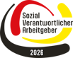 Logodesign mit den Worten "Sozial Verantwortlicher Arbeitgeber 2026", umgeben von dynamischen, geschwungenen Linien in Schwarz, Rot und Gelb.