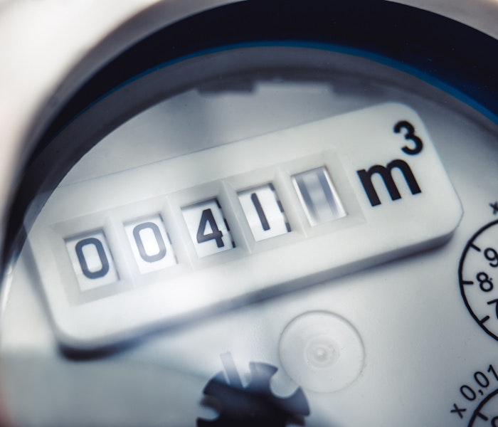 Wasserzähler Nahaufnahme eines Wasserzählers mit einem Zählerstand von 00411 Kubikmetern, gezeigt in einem stromlinienförmigen Glasgehäuse, das auf präzise Wasserüberwachung hinweist.