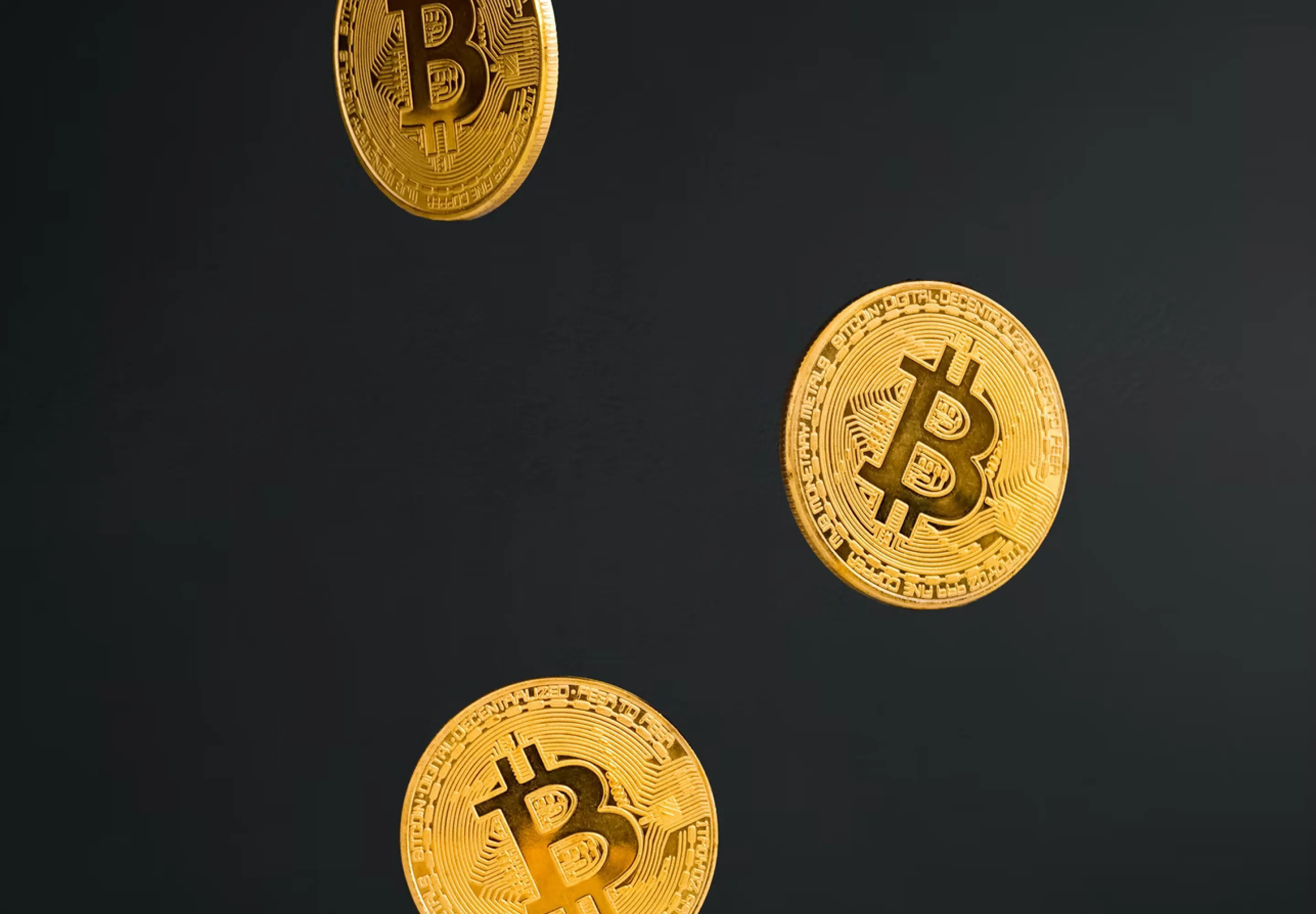Bitcoin munten die naar beneden vallen