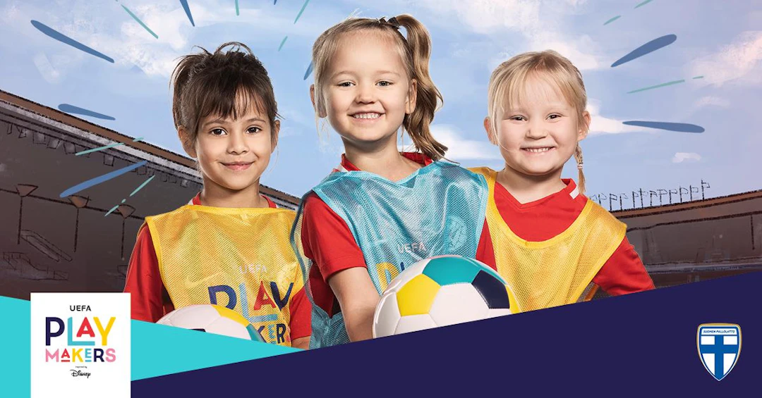 UEFA Playmakers tytöt iloisina aloittamassa jalkapalloharrastusta