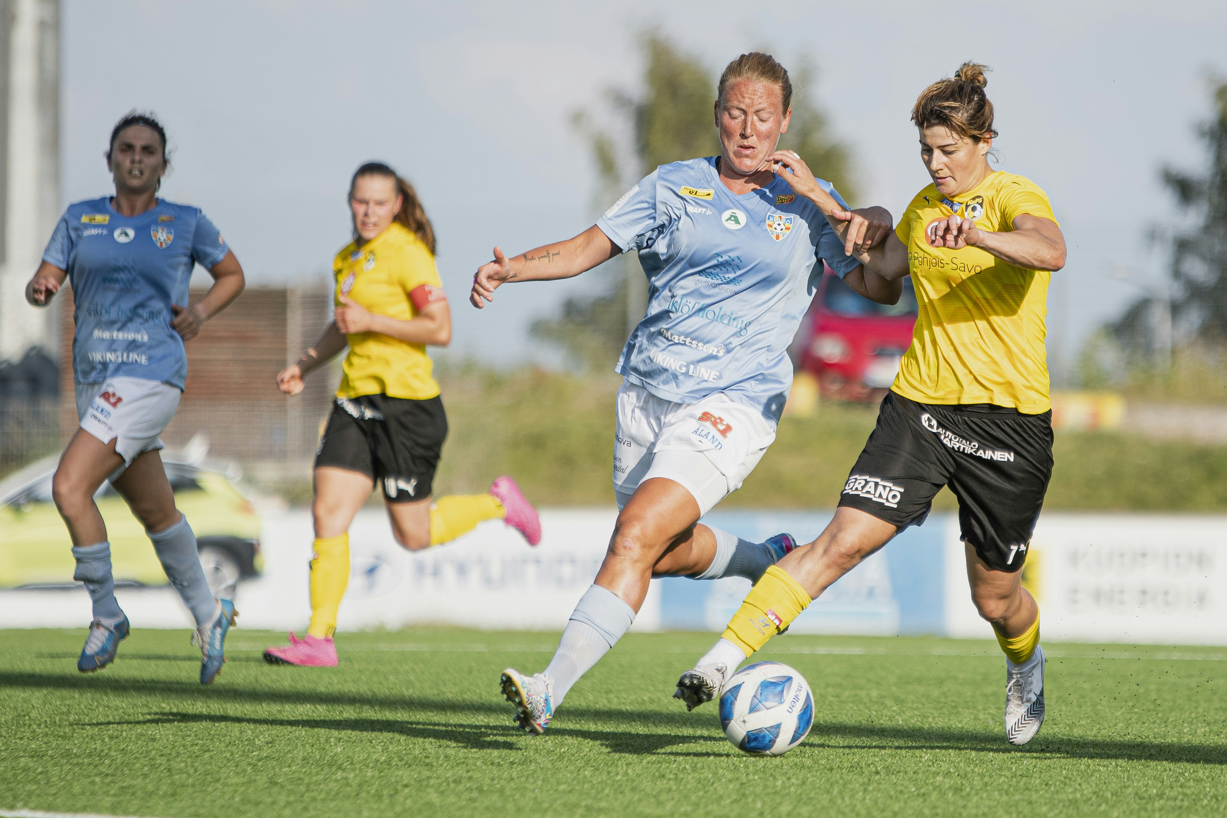 Anna Westerlund ja Gentjana Rochi taistelevat pallosta.