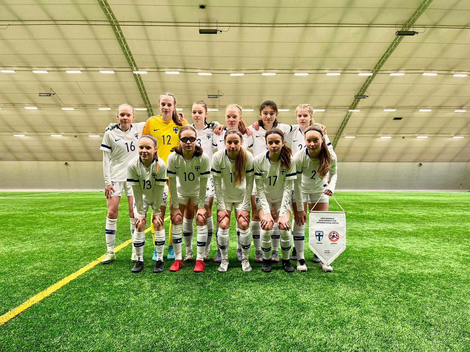 U15-tyttöjen avauskokoonpano Armeniaa vastaan 10.4.2022.