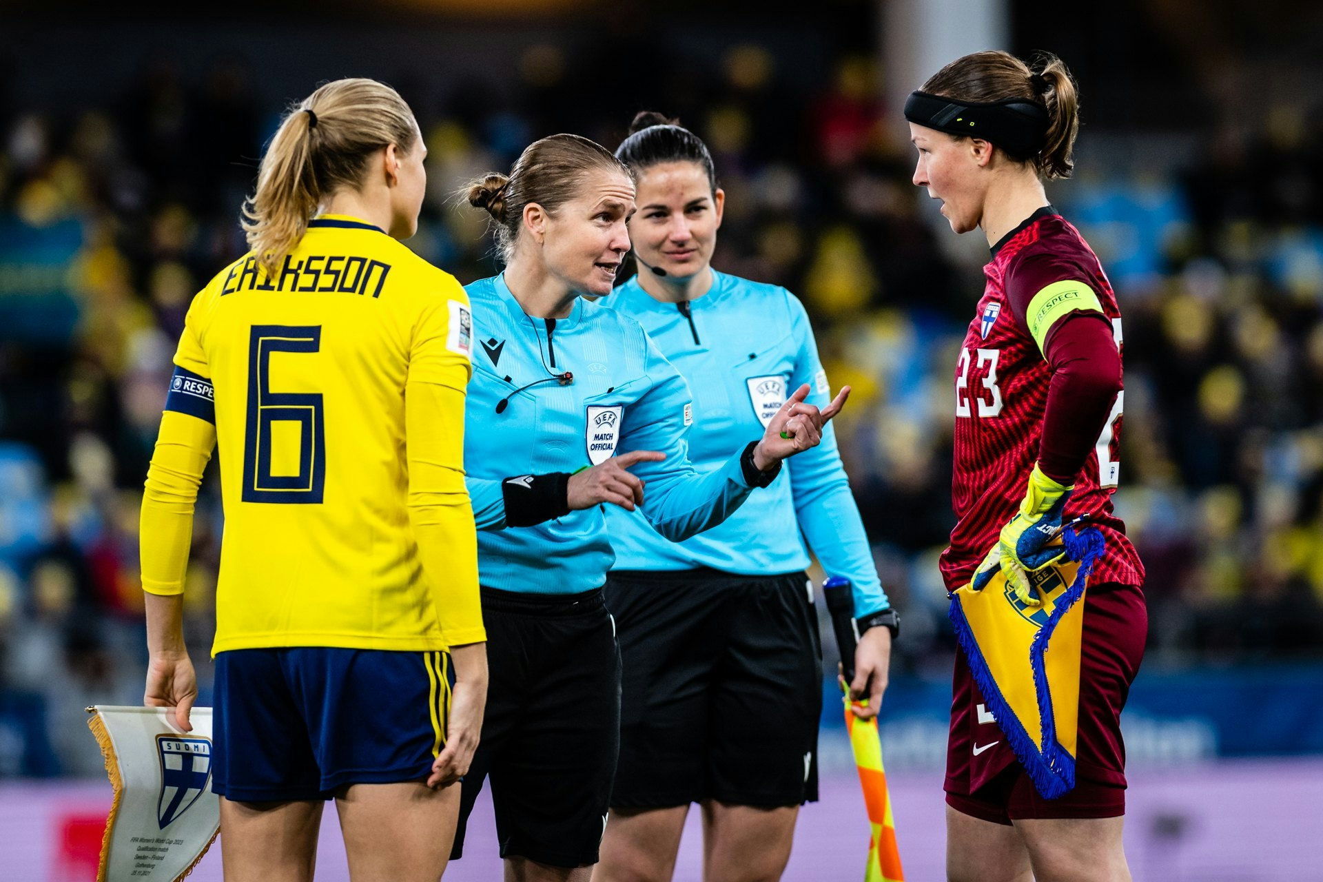 Tinja-Riikka Korpela teikkauksessa ennen Ruotsi-Suomi MM-karsintaottelua.